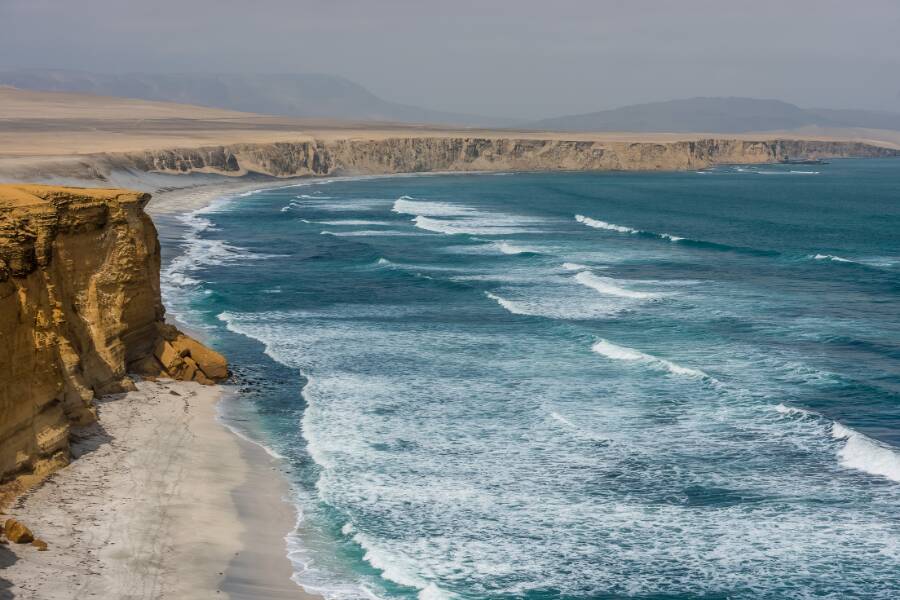 Baie de Paracas sur la côte péruvienne