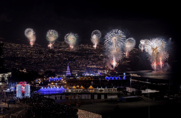 Feux d'artifice à Madère pour célébrer le Nouvel An.