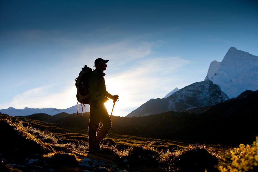 Un randonneur dans l'Himalaya, vallée de Khumbu, Népal.