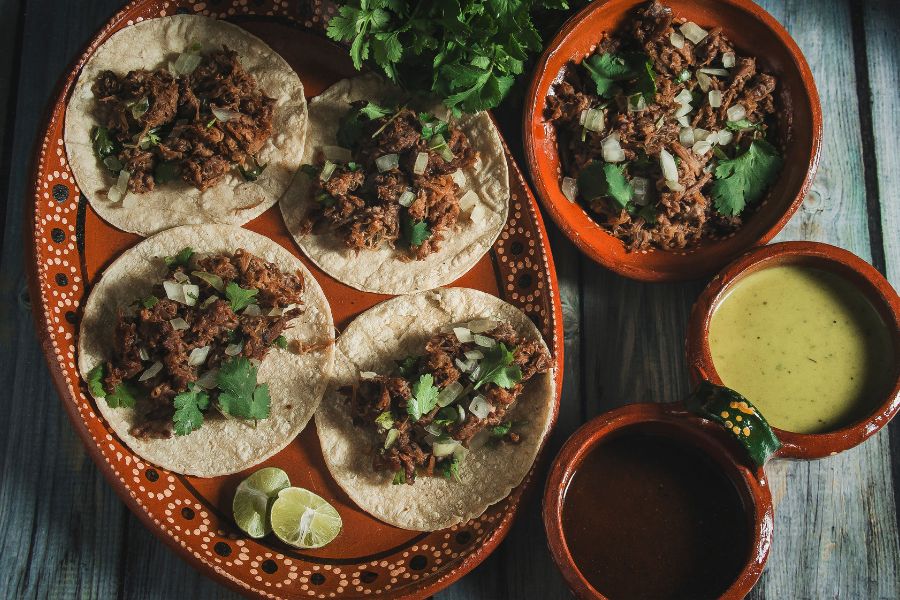 Tacos de barbecue et sauces épicées