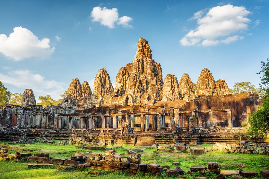 Vue principale de l’ancien temple de Bayon à Angkor Thom, au Cambodge