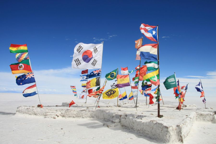 Drapeaux dans les salines du Salar de Uyuni en Bolivie