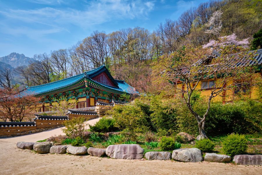 Temple de Sinheungsa dans le parc national de Seoraksan