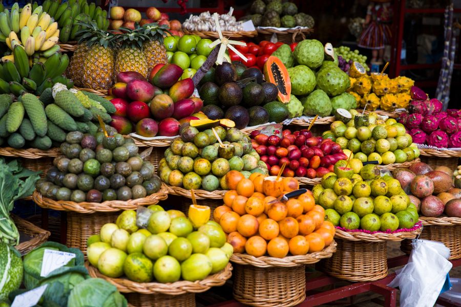 Les étals colorés de fruits et légumes