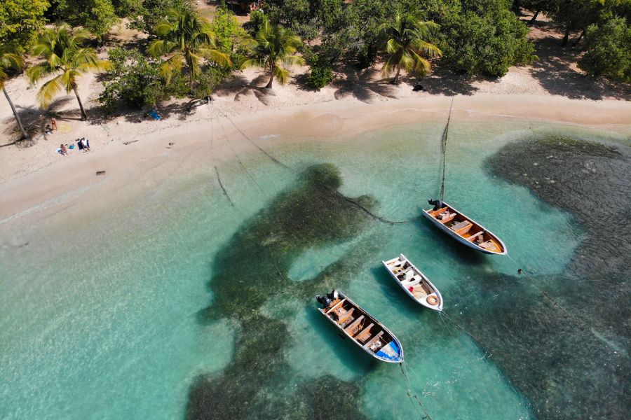 Plage et eaux transparente sen guadeloupe