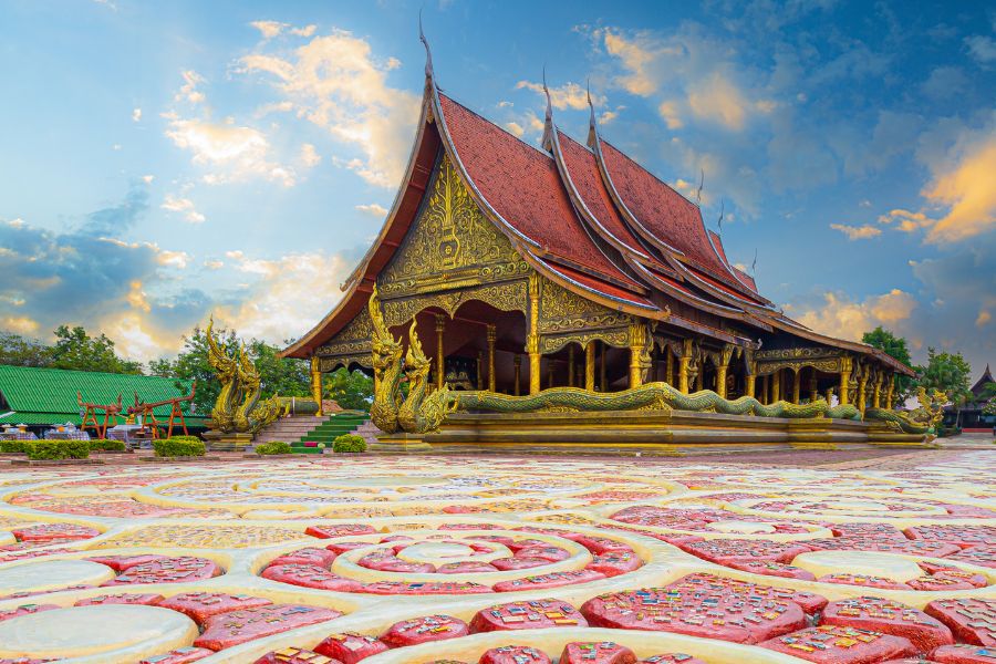 Temple Sirindhorn Wararam Phuproud dans la province d’Ubon Ratchathani au crépuscule