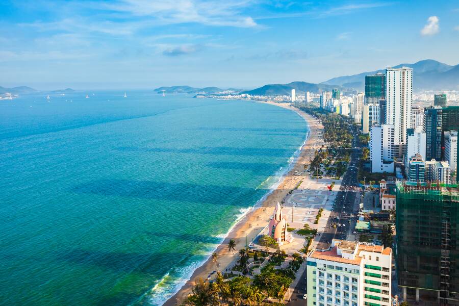 Nha Trang se démarque par ses plages paradisiaques aux eaux cristallines