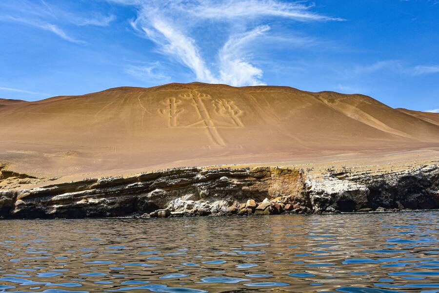 Le Candelabre de Paracas, un géoglyphe géant gravé sur une colline sableuse