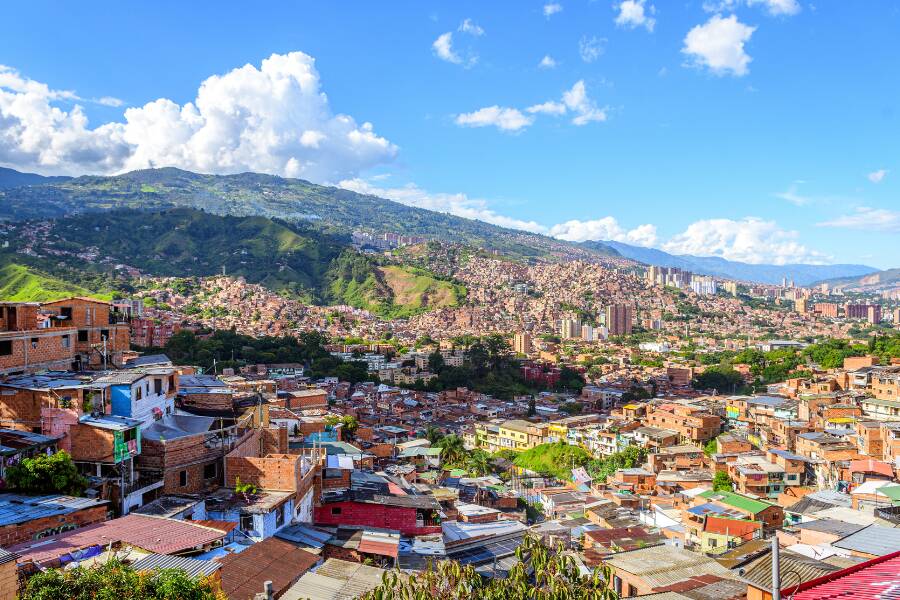 Vue sur le quartier coloré de la comuna 13 à Medellin