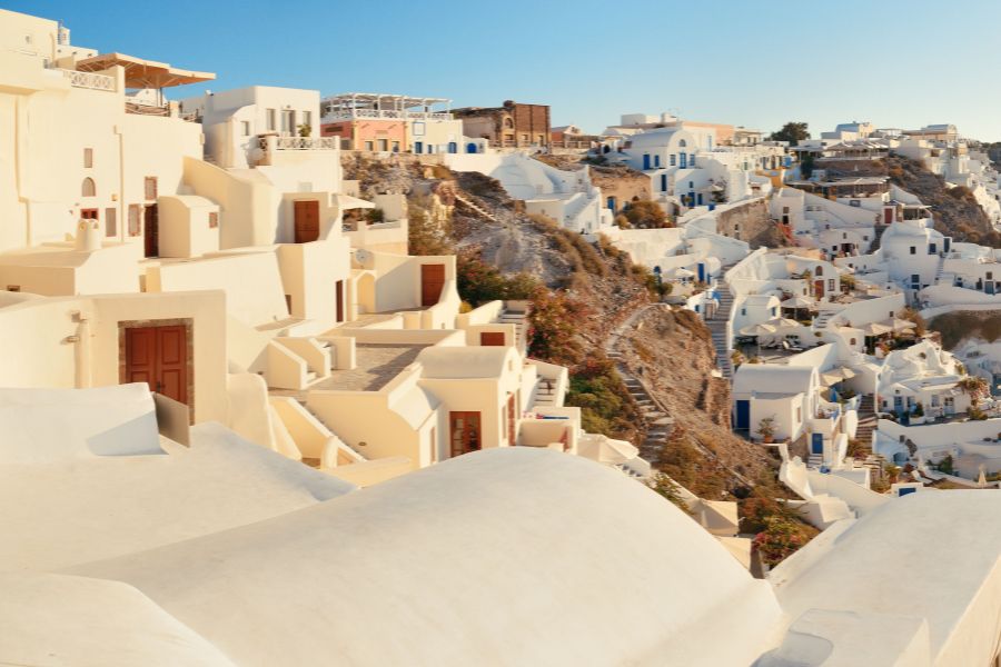 Magnifique vue sur les maisons blanches à Santorin