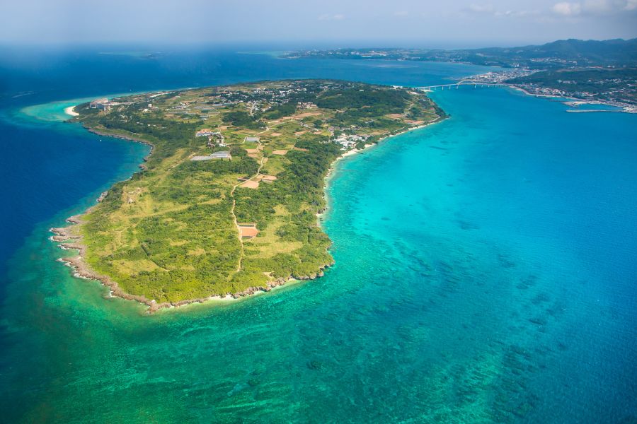 Vue aérienne sur l'île de Sesoko, Okinawa, Japon
