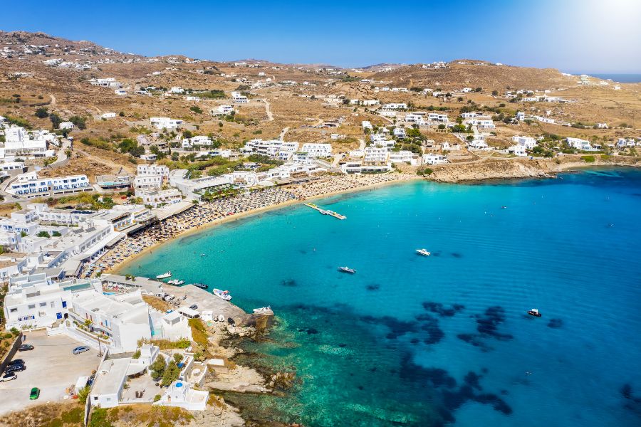 Vue aérienne de la plage de Platis Gialos, Grèce