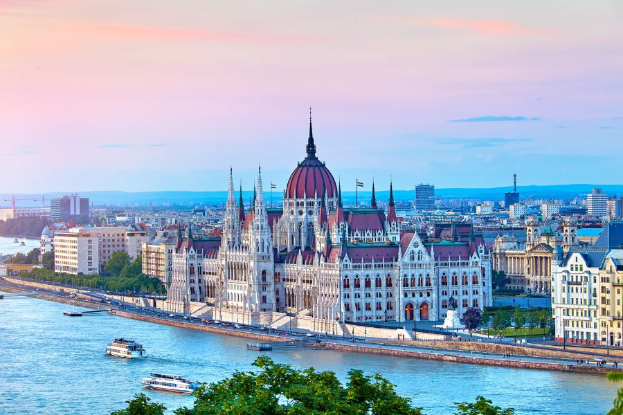Vue sur le Parlement hongrois, Budapest