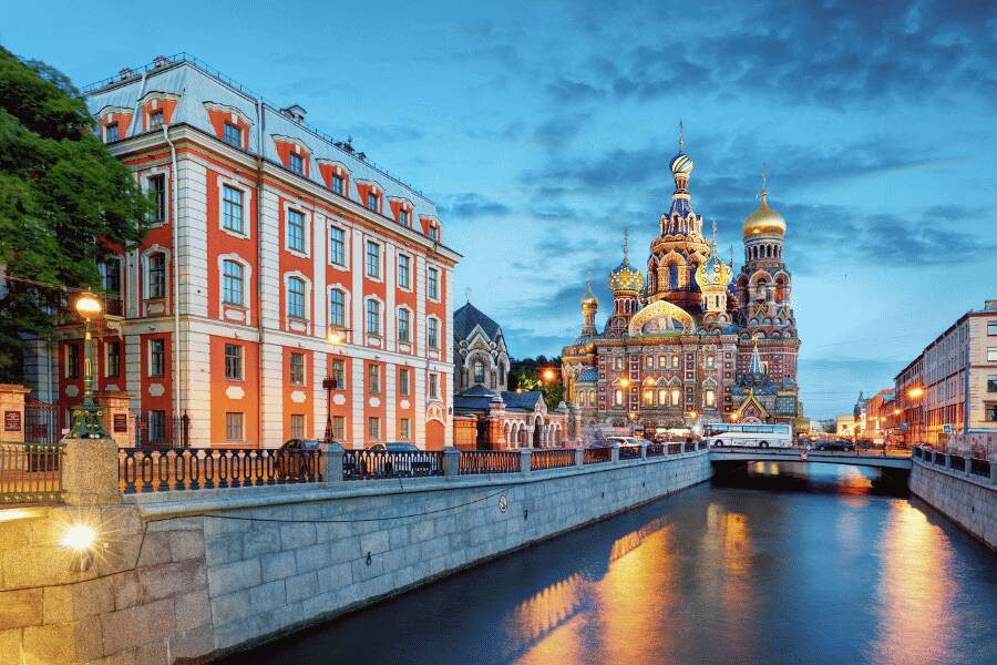 En Russie, la cathédrale Saint-Sauveur-sur-le-Sang-Versé se dresse majestueusement au bord d'un canal urbain illuminé au crépuscule.